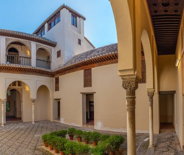 Granada, Spai 'deki Alhambra Sarayı' nın içindeki Patio del cuarto dorado.