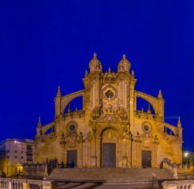 Spai 'deki Jerez de la Frontera' daki kutsal kurtarıcının gece manzarası.