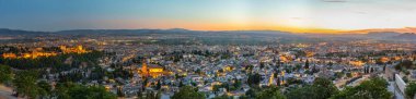 Alhambra Sarayı ve Granada, Spai 'deki El Salvador Kilisesi' nin gün batımı manzarası