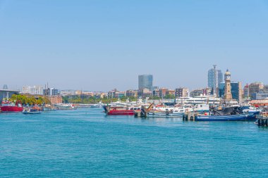 Torre del Rellotge kulesiyle Barselona limanı manzarası, İspanya