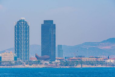 Barcelona, İspanya 'da Barceloneta sahilinin üzerinde duran ikiz kuleler