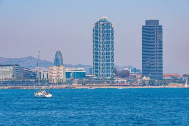 Barcelona, İspanya 'da Barceloneta sahilinin üzerinde duran ikiz kuleler