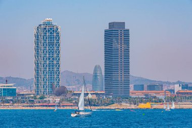 Barcelona, İspanya 'da Barceloneta sahilinin üzerinde duran ikiz kuleler