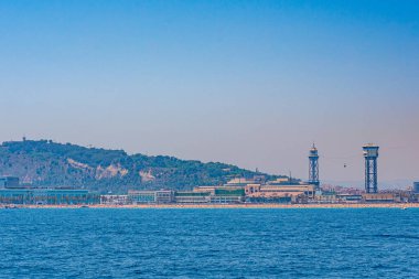 Barselona, İspanya 'daki Barceloneta plajında kablolu bir araba.