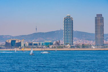 Barcelona, İspanya 'da Barceloneta sahilinin üzerinde Tibidabo Dağı olan ikiz kuleler.
