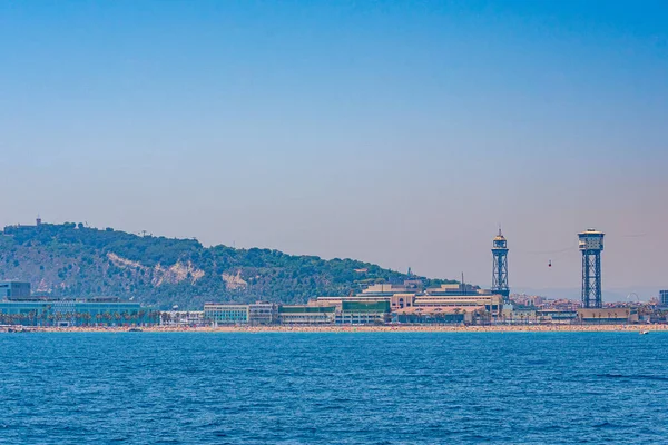 西班牙巴塞罗那海滩上空的缆车 — 图库照片