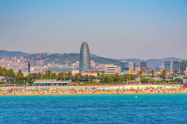 Torre Agbar Barselona, İspanya 'da bir plajın arkasında görüldü.