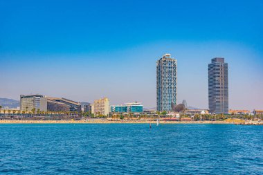 Barcelona, İspanya 'da Barceloneta sahilinin üzerinde duran ikiz kuleler