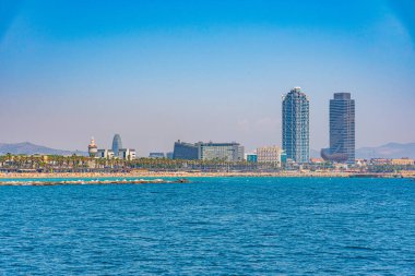 Barcelona, İspanya 'da Barceloneta sahilinin üzerinde duran ikiz kuleler
