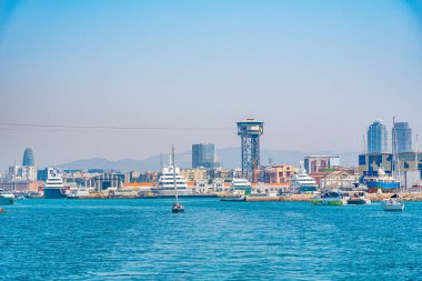 İspanya, Barcelona Limanı 'ndaki kablolu araba.