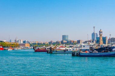 Torre del Rellotge kulesiyle Barselona limanı manzarası, İspanya