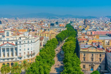 İspanya 'nın Barselona kentindeki La Rambla Bulvarı' nın havadan görünüşü