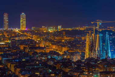 Barcelona, İspanya 'daki Sagrada Familia Katedrali' nin gece hava görüntüsü