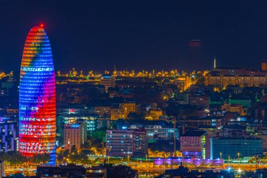 İspanya Barselona şehir merkezinin gece hava görüntüsü