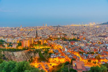 İspanya Barselona şehir merkezinin günbatımı manzarası