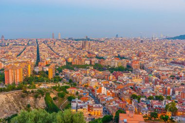 İspanya Barselona şehir merkezinin günbatımı manzarası