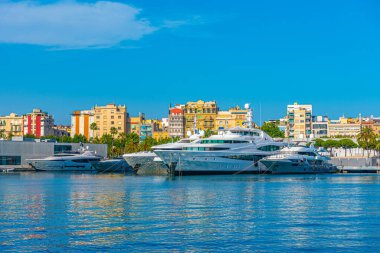 Yatlar Barcelona, İspanya 'daki Port Vell marinasında demirliyor.