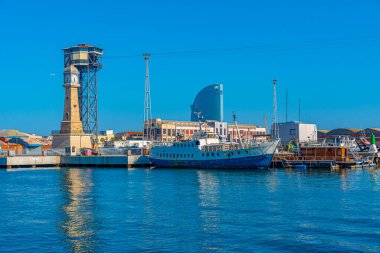 Torre del Rellotge kulesiyle Barselona limanı manzarası, İspanya