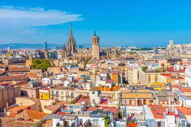 İspanya katedralinin kulesiyle Barselona 'nın havadan görünüşü