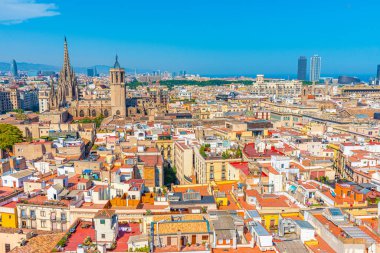 İspanya katedralinin kulesiyle Barselona 'nın havadan görünüşü