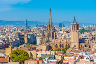 İspanya katedralinin kulesiyle Barselona 'nın havadan görünüşü