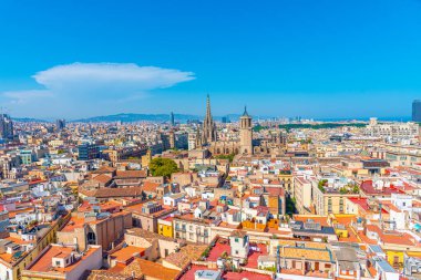 İspanya katedralinin kulesiyle Barselona 'nın havadan görünüşü