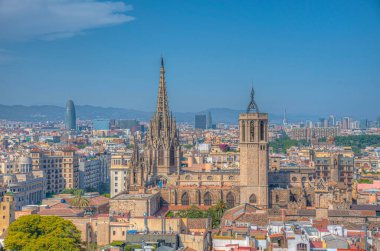 İspanya katedralinin kulesiyle Barselona 'nın havadan görünüşü