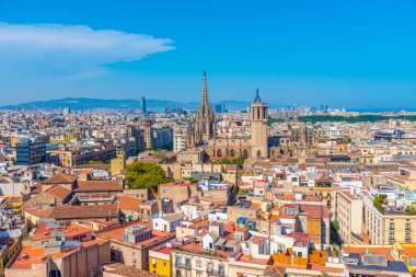 İspanya katedralinin kulesiyle Barselona 'nın havadan görünüşü