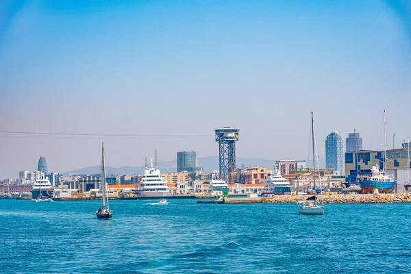 İspanya, Barcelona Limanı 'ndaki kablolu araba.