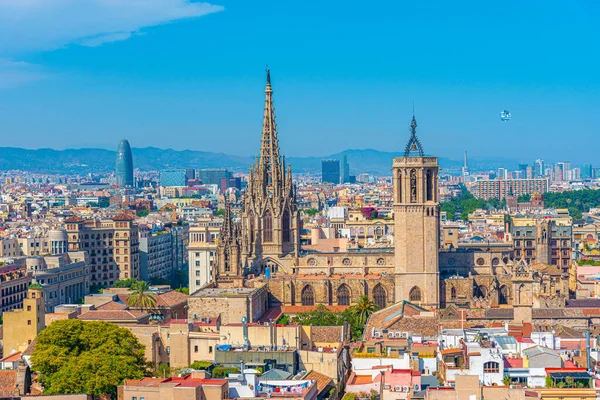 スペイン大聖堂の塔と旧市街バルセロナの空中ビュー — ストック写真