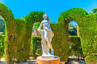 İspanya, Barcelona 'daki Parc del Laberint d' Horta 'nın içindeki heykel.