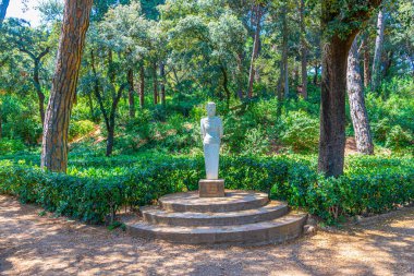 İspanya, Barcelona 'daki Parc del Laberint d' Horta 'nın içindeki heykel.