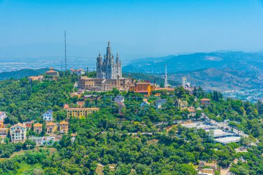 Barcelona 'daki Tibidabo lunaparkı ve İsa' nın Kutsal Kalbi Tapınağı Torre de Collserola, İspanya 'dan izleniyor.