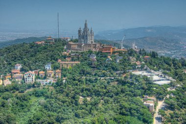 Barcelona 'daki Tibidabo lunaparkı ve İsa' nın Kutsal Kalbi Tapınağı Torre de Collserola, İspanya 'dan izleniyor.