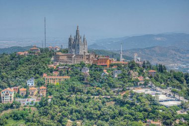 Barcelona 'daki Tibidabo lunaparkı ve İsa' nın Kutsal Kalbi Tapınağı Torre de Collserola, İspanya 'dan izleniyor.