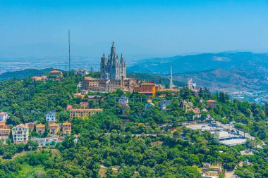 Barcelona 'daki Tibidabo lunaparkı ve İsa' nın Kutsal Kalbi Tapınağı Torre de Collserola, İspanya 'dan izleniyor.