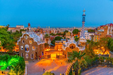 İspanya, Barselona 'da Parc Guell' in günbatımı görünümü