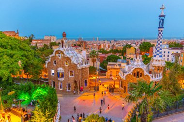 İspanya, Barselona 'da Parc Guell' in günbatımı görünümü