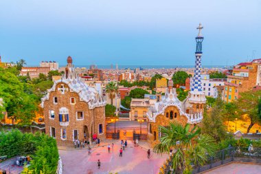 İspanya, Barselona 'da Parc Guell' in günbatımı görünümü