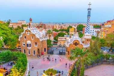 İspanya, Barselona 'da Parc Guell' in günbatımı görünümü