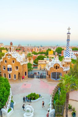 İspanya, Barselona 'da Parc Guell' in günbatımı görünümü