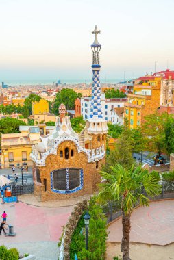 İspanya, Barselona 'da Parc Guell' in günbatımı görünümü