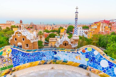 İspanya, Barselona 'da Parc Guell' in günbatımı görünümü