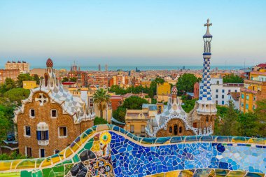 İspanya, Barselona 'da Parc Guell' in günbatımı görünümü