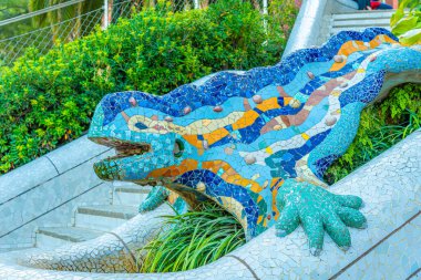 Barcelona, İspanya 'daki Parc Guell' deki ejderha merdivenleri.
