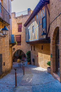 Poble Espanyol Parkı 'ndaki dar sokaklar ülkenin çeşitli bölgelerinden farklı mimari ve gelenekleri temsil ediyor.