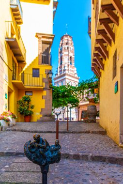 İspanya 'nın Barselona kentindeki Poble Espanyol köyündeki Torre de Utebo' nun kopyası.