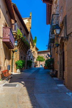 Poble Espanyol Parkı 'ndaki dar sokaklar ülkenin çeşitli bölgelerinden farklı mimari ve gelenekleri temsil ediyor.
