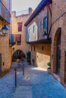 Poble Espanyol Parkı 'ndaki dar sokaklar ülkenin çeşitli bölgelerinden farklı mimari ve gelenekleri temsil ediyor.