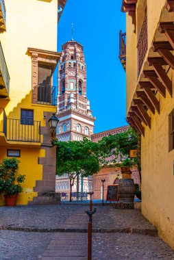 İspanya 'nın Barselona kentindeki Poble Espanyol köyündeki Torre de Utebo' nun kopyası.